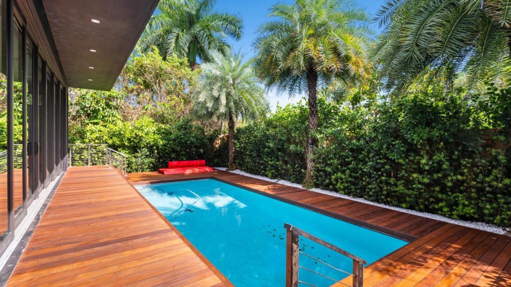 El cantante cambió el color de las molduras exteriores e instaló un suelo de madera alrededor de la piscina.