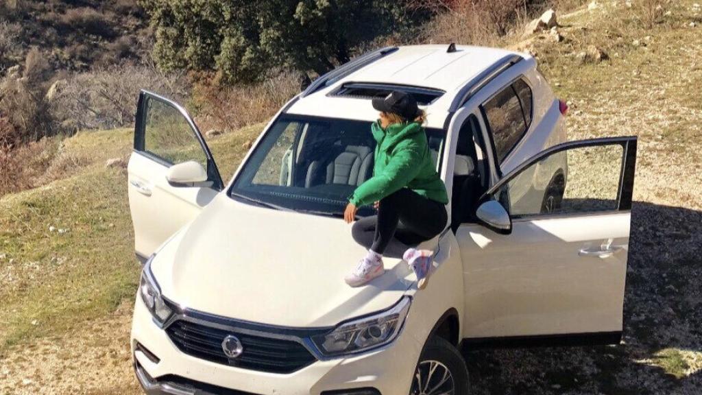 Lydia reconoce que suele realizar escapadas con el coche para descansar los fines de semana.