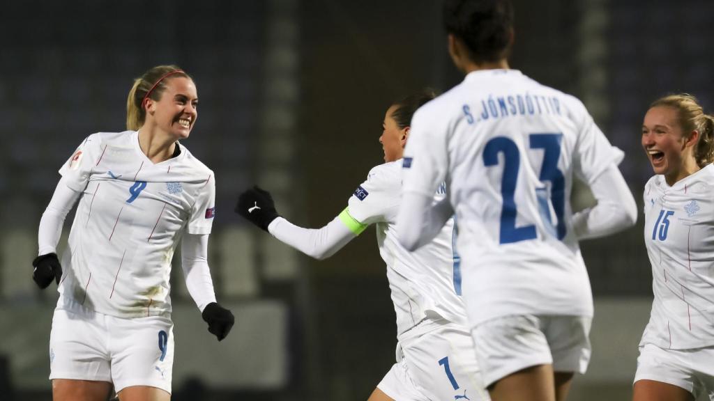 Las jugadoras de Islandia celebran su pase a la Euro 2022