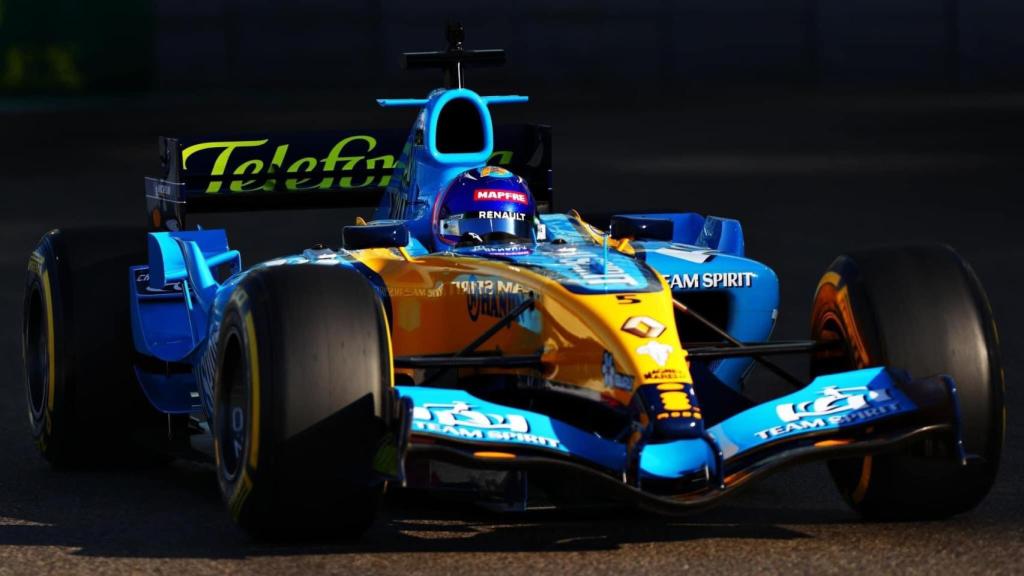 Fernando Alonso con el R25 en Abu Dhabi