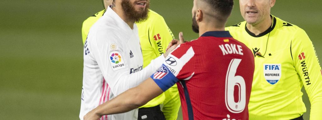 Sergio Ramos y Koke se saludan antes de comenzar el partido