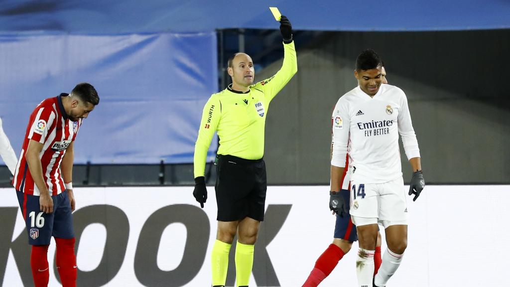 Antonio Mateu Lahoz muestra la tarjeta amarilla a Casemiro