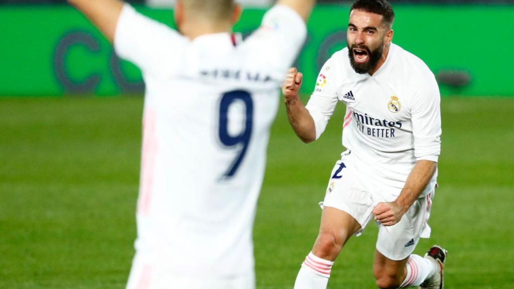 Dani Carvajal celebra y Benzema levanta los brazos tras el 2-0