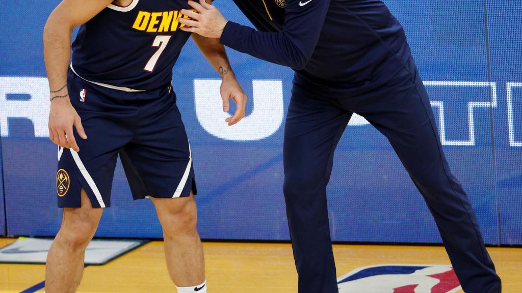 Facundo Campazzo recibe órdenes desde el banquillo de los Denver Nuggets