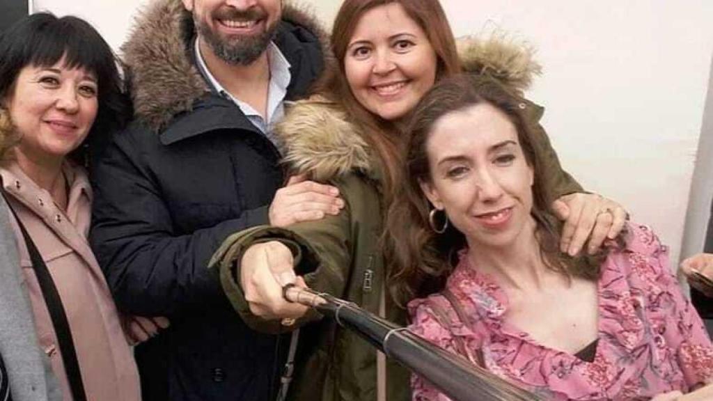 Carmen Gomis, primera a la derecha, junto a Santiago Abascal y otros simpatizantes de Vox.