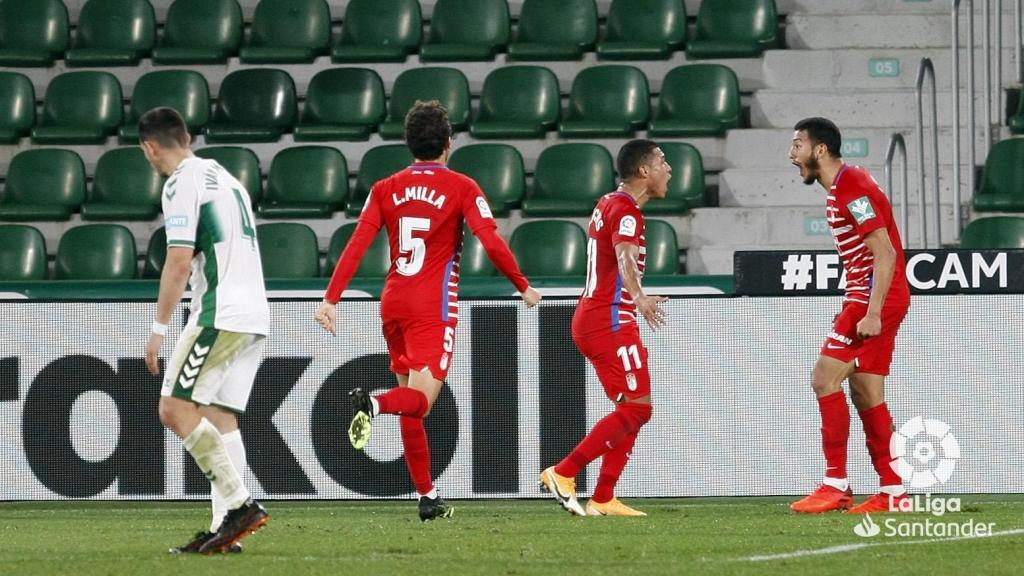 Los jugadores del Granada celebran el gol ante el Elche