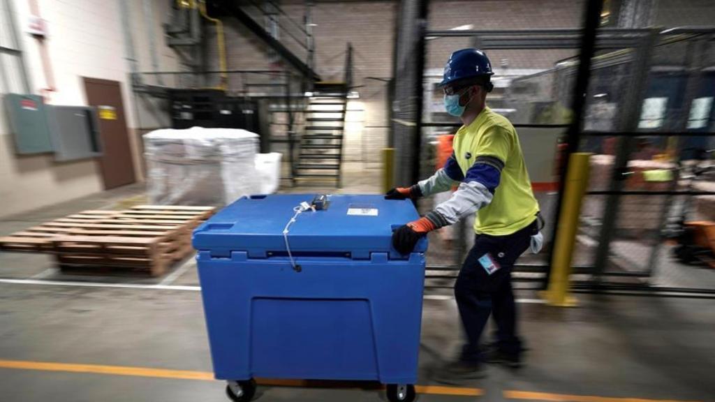 Un operario traslada las vacunas.