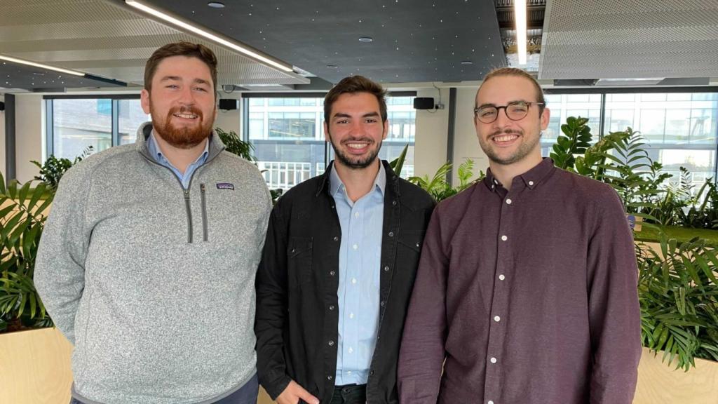Fundadores de Emitwise: Mauro Cozzi (CEO) (centro), Eduardo Gomez (CPO) (dcha) y Benjamin Peddie (izquierda)