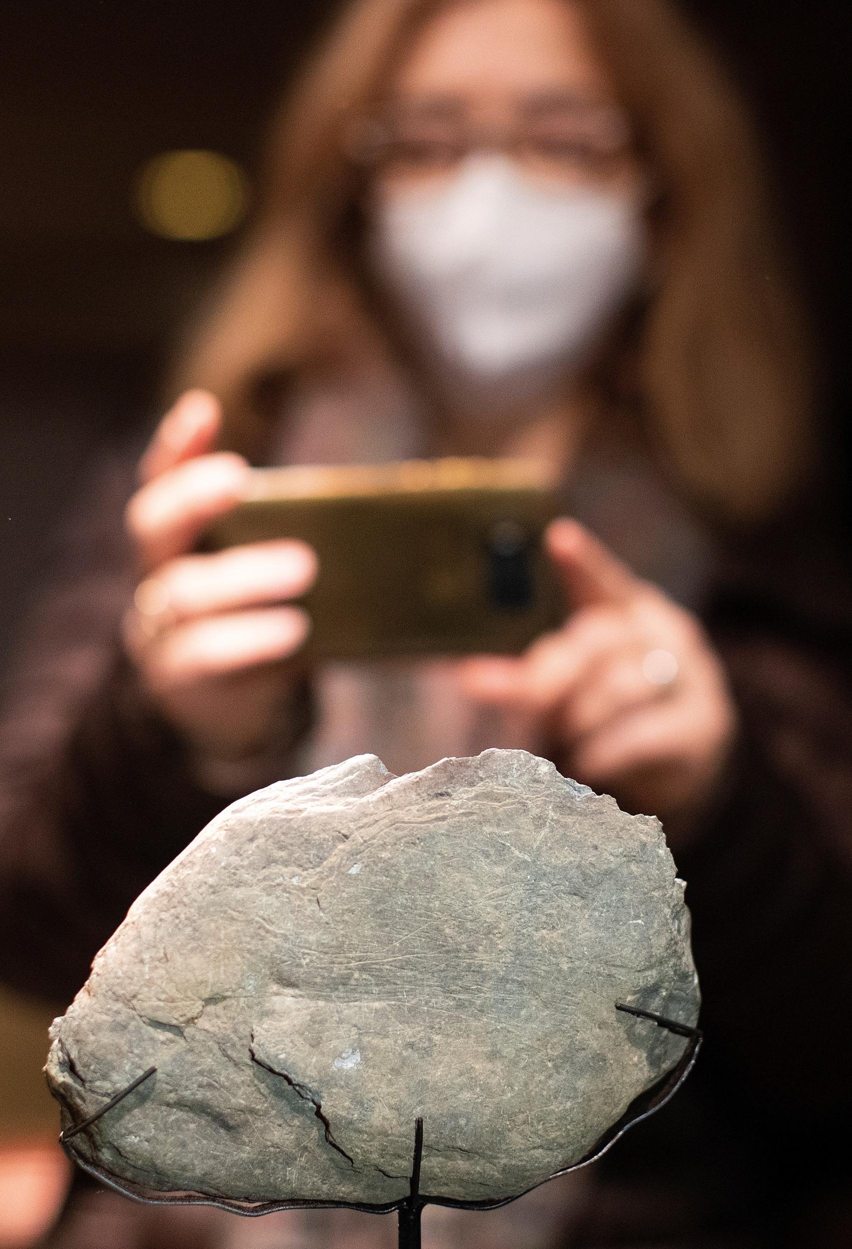 Otra fotografía de la piedra hallada.