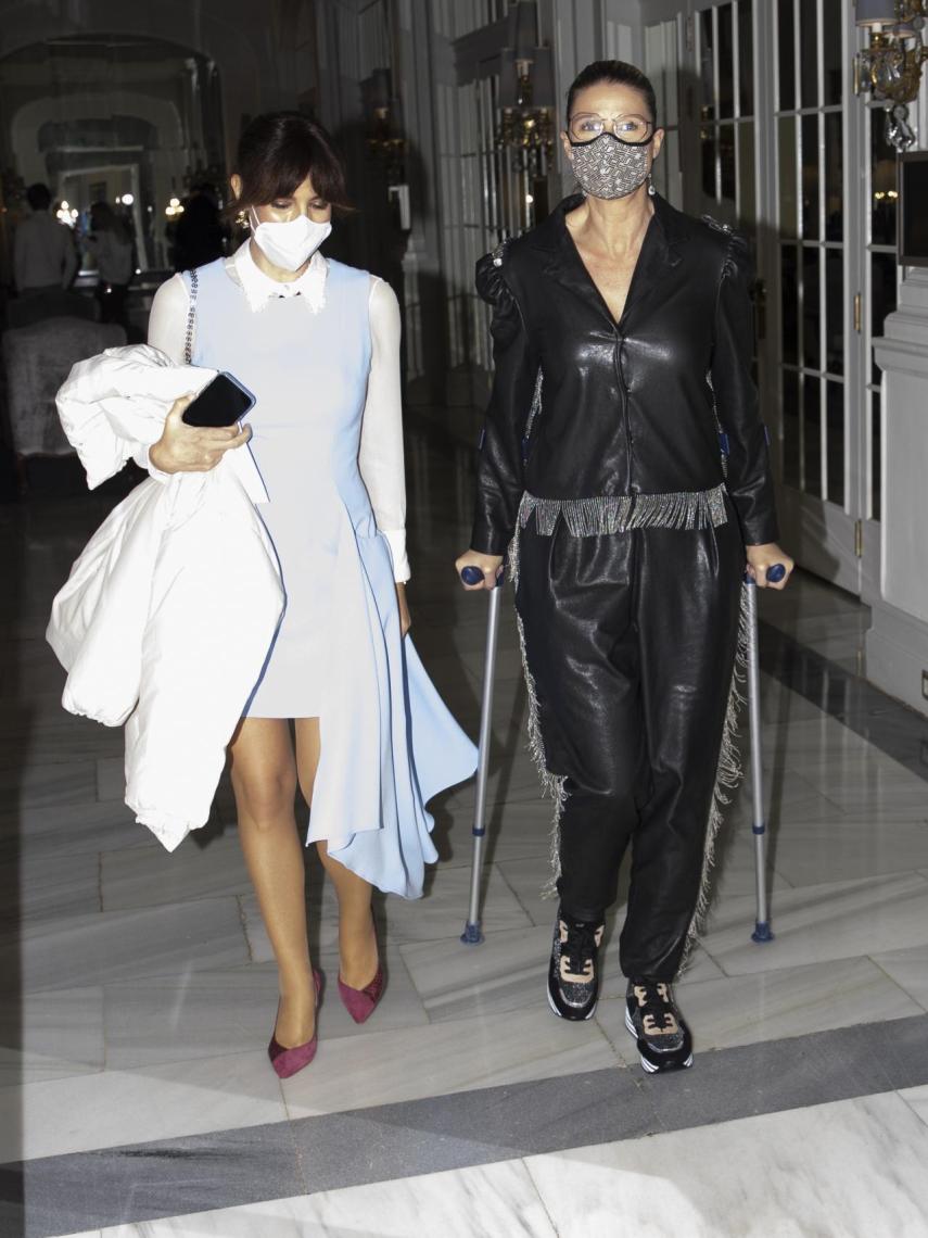 Anne Igartiburu acompañada de unas muletas en su último evento en Madrid.