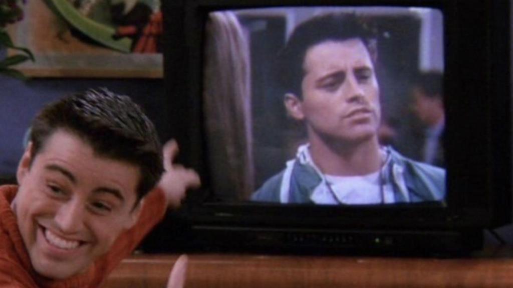 Joey disfruta viendo la televisión, como nosotros.