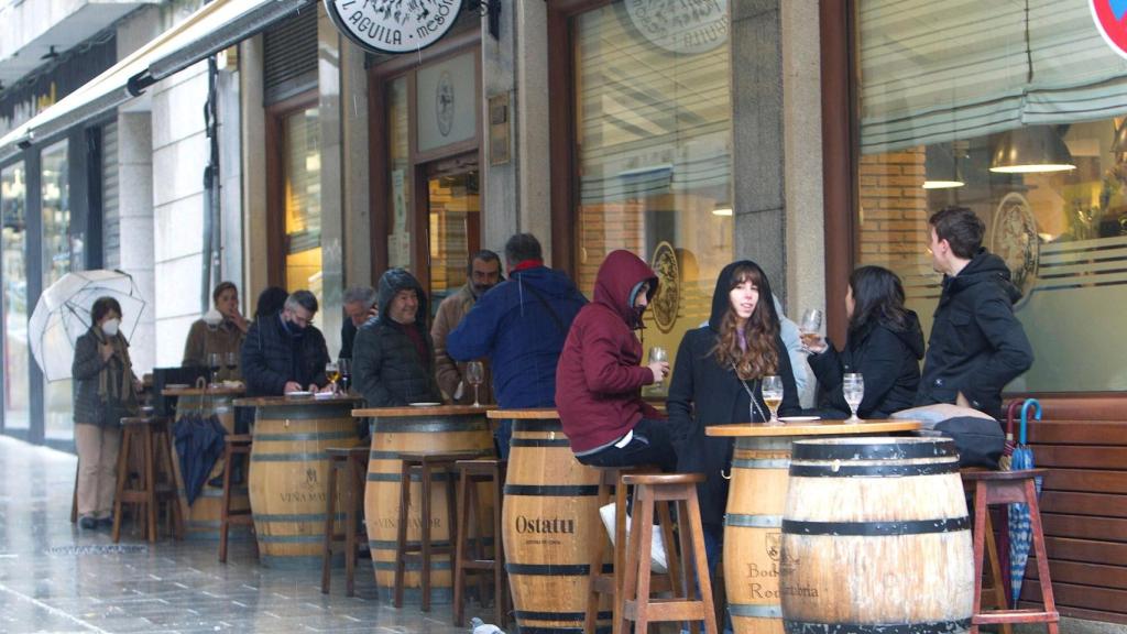 Varias personas en una terraza de Vigo.