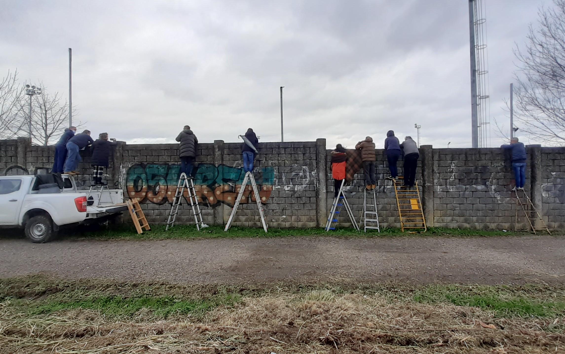 Aficionados del Racing de Ferrol juvenil animan al equipo desde detrás del muro del campo de A Gándara