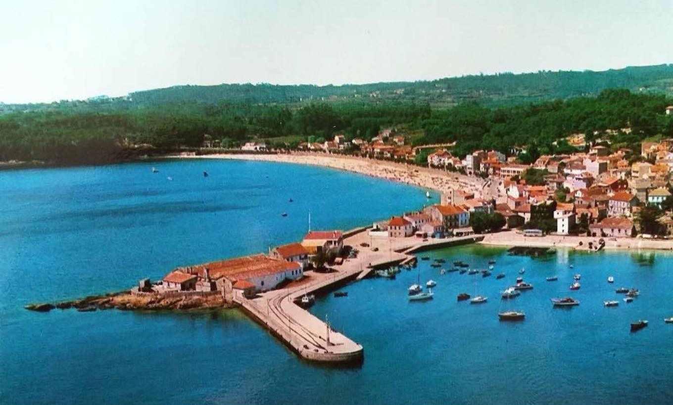 Foto del antiguo puerto de Sanxenxo. Al fondo, la nave de salazón donde  más tarde se ubicaría El Templo del Sol. Foto: Sanxenxo Antigo.