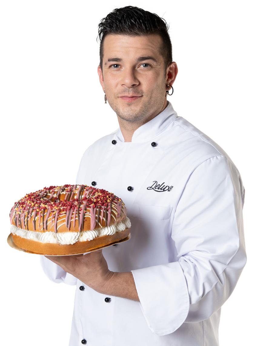 Carlos Maldonado con el roscón de Lidl.