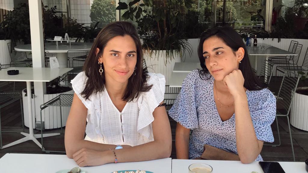 Las mellizas Ana y Carmen, que pasarán 17 días en cuarentena para no poner en riesgo a su familia en Navidad.