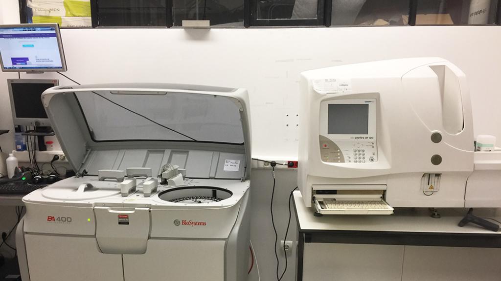 Un laboratorio de análisis clínicos.