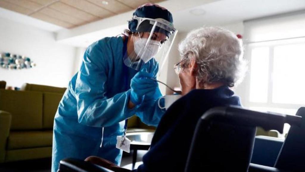 Enfermera dando de comer a una residente.