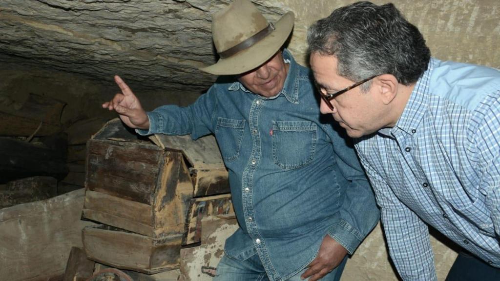 Zahi Hawass y Khaled El-Enany visitando uno de los pozos funerarios.