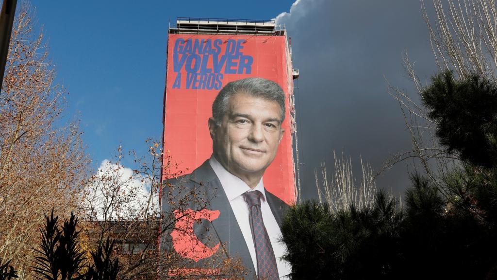 La lona de Joan Laporta cerca del Santiago Bernabéu