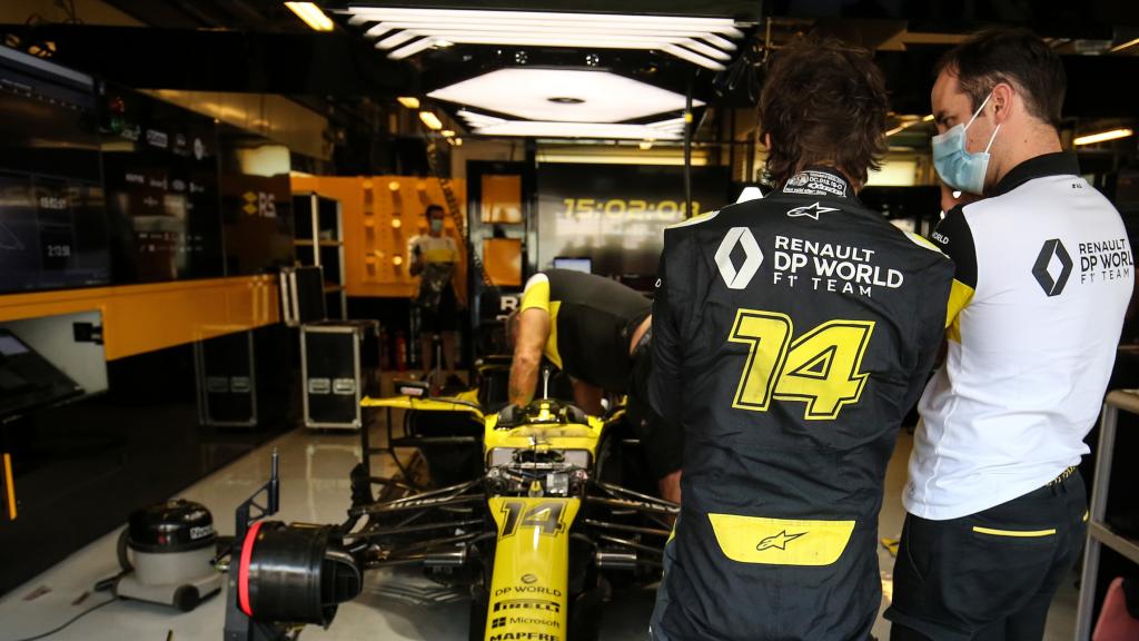 Fernando Alonso tiene una charla con un ingeniero de Renault