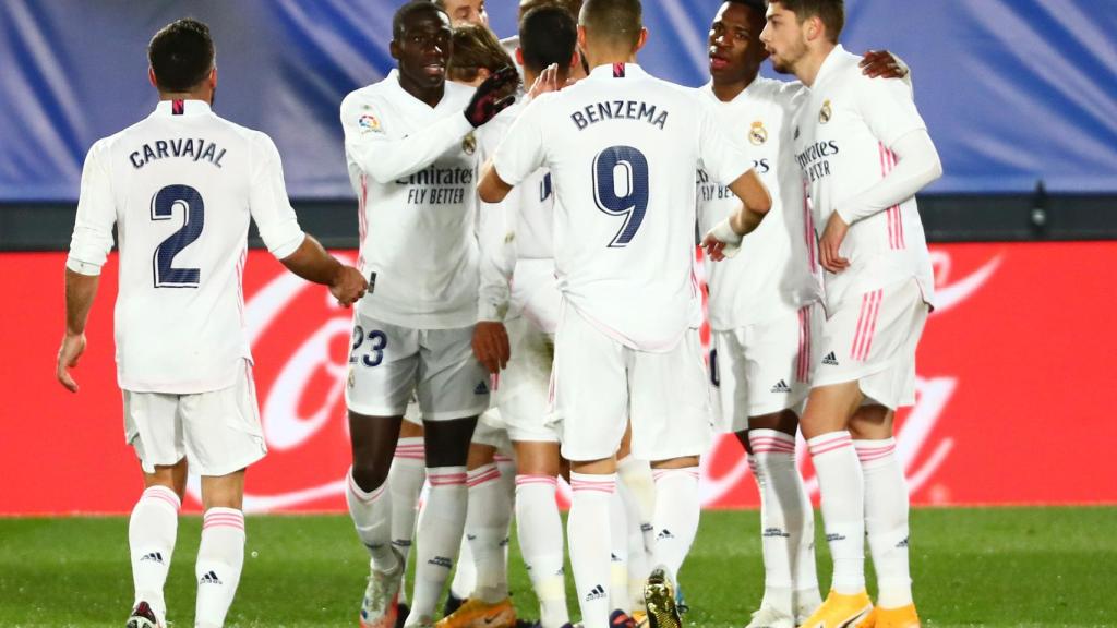 Los jugadores del Real Madrid felicitan a Kroos por su gol al Athletic Club