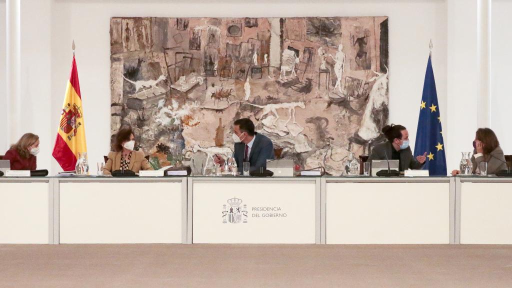 Pedro Sánchez, entre sus vicepresidentes, Nadia Calviño y Carmen Calvo; y Pablo Iglesias y Teresa Ribera.