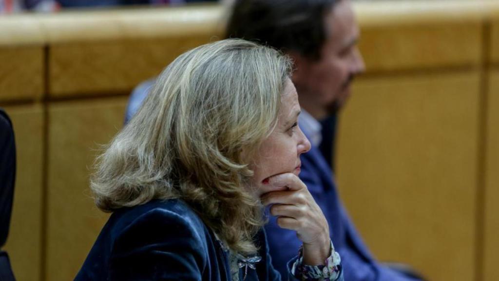 La vicepresidenta tercera, Nadia Calviño, con el vicepresidente segundo, Pablo Iglesias, en el Senado.