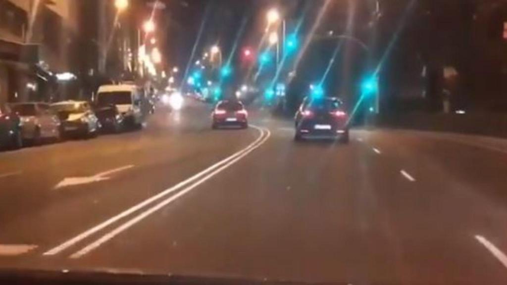 El kamikaze circulando en sentido contrario en Monelos (izquierda).