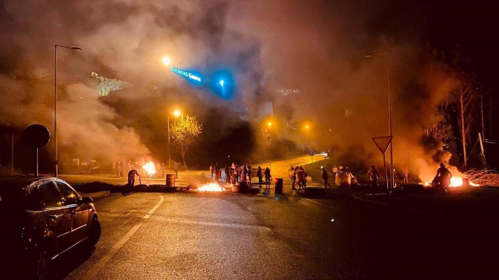 Barricadas de los trabajadores de Siemens Gamesa en la entrada del polígono de As Somozas (A Coruña).