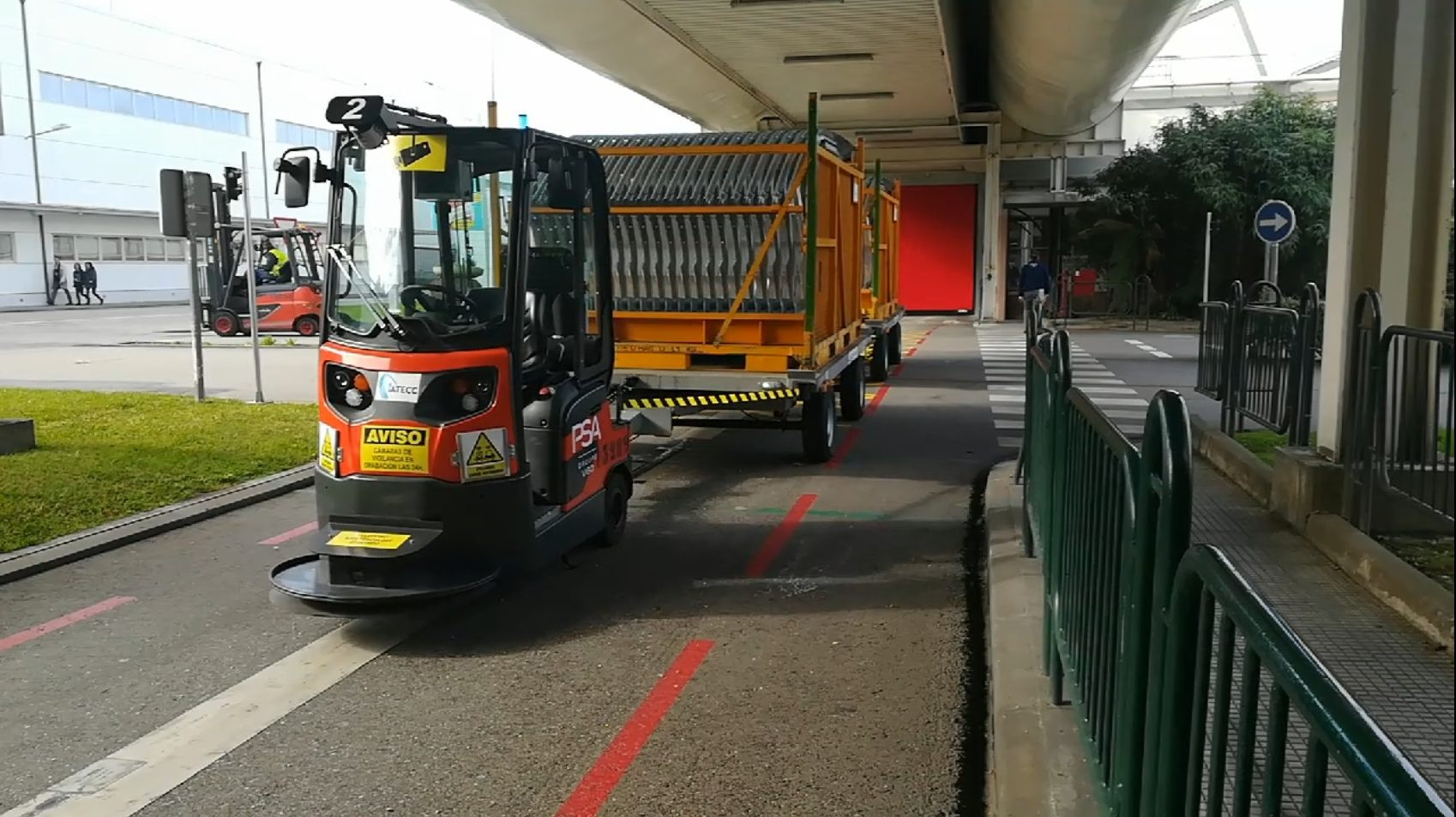 Vehículo autónomo en el exterior de las instalaciones de PSA en Vigo.