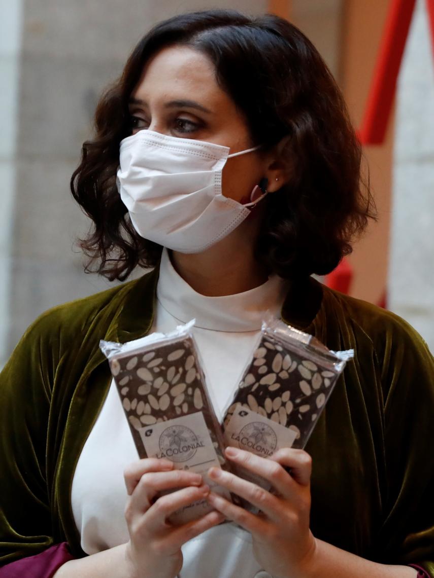 Díaz Ayuso posa con dos tipos de tabletas elaboradas por La Colonial de Eureka.