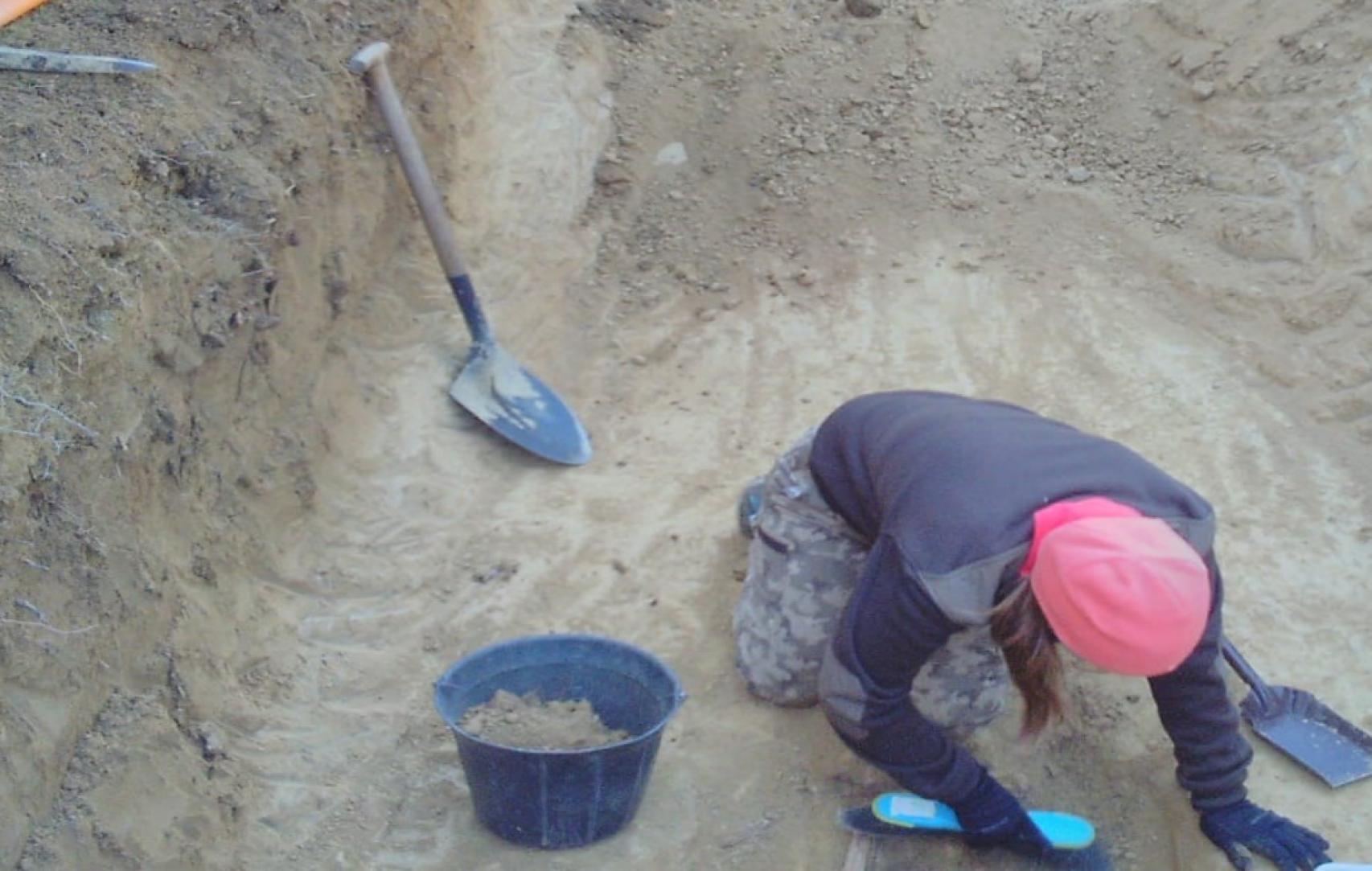Trabajos de localización de la fosa común.