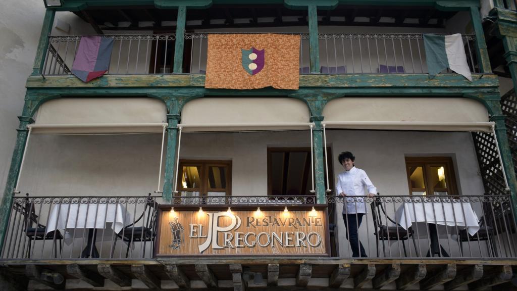 La cocinera Miriam Hernández en su restaurante La Casa del Pregonero, en Chinchón (Madrid).