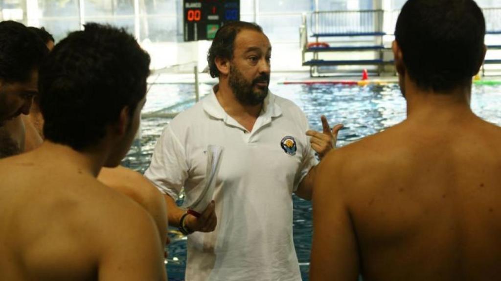 José Julián Garde, nuevo rector de la UCLM, dando instrucciones en waterpolo.