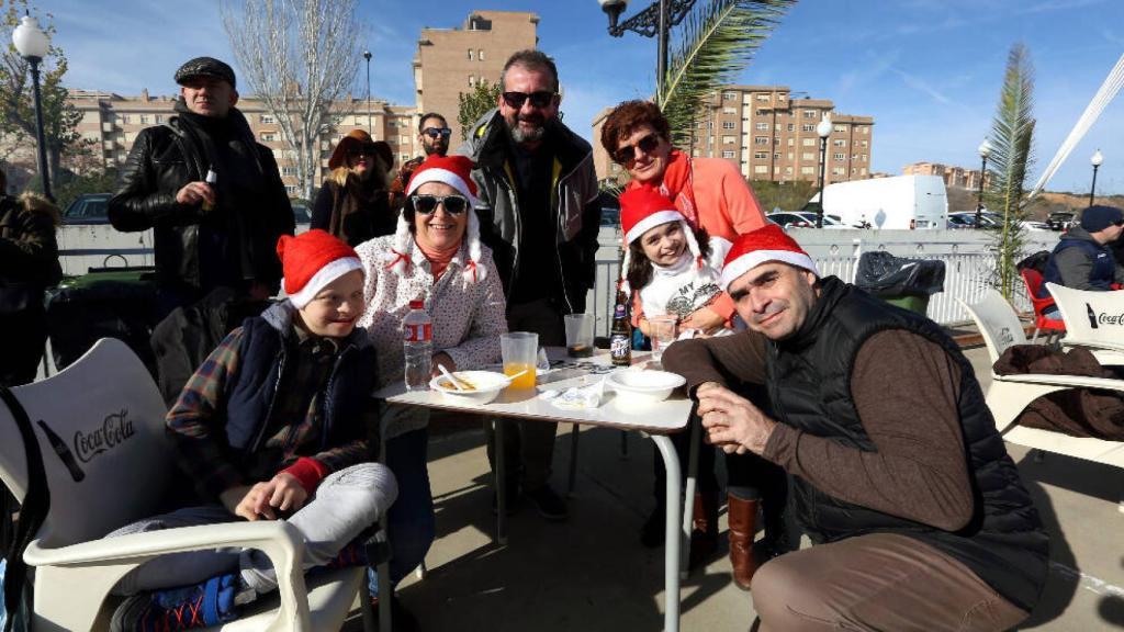 Una familia toledana disfrutando de las tradicionales migas navideñas el pasado año