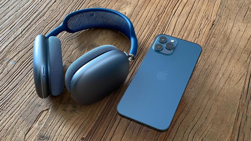 AirPods Max junto al iPhone 12 Pro Max.