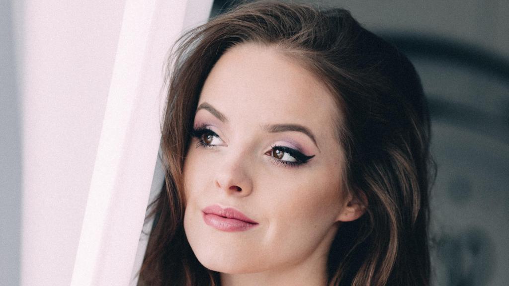 Las líneas de expresión suelen aparecer en esta zona como consecuencia de esas características.