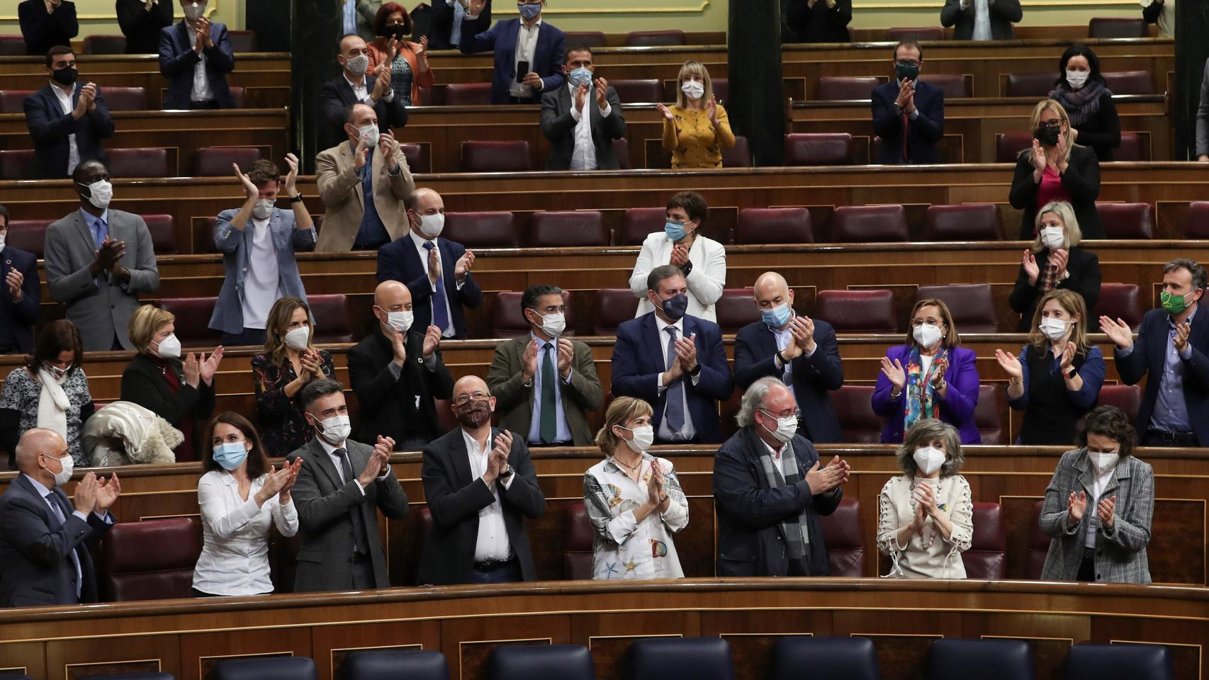 Aplausos de los diputados del PSOE a la diputada Maria Luisa Carcedo, tras la aprobación de la Ley de Eutanasia.