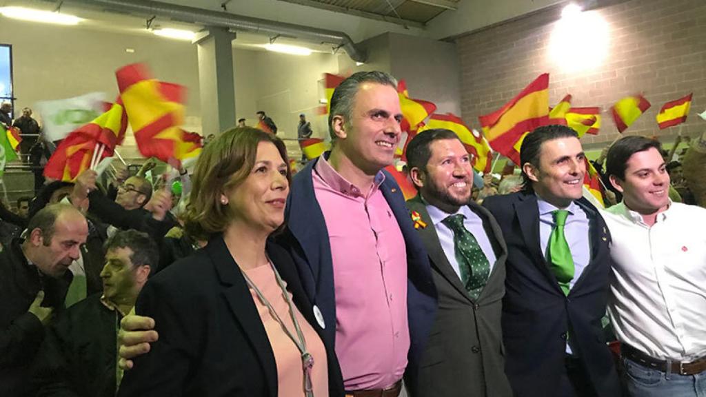 Carlos Fernández-Roca, a la izquierda de Javier Ortega Smith en un mitin.