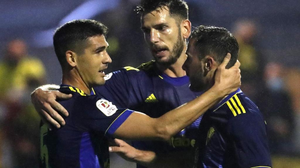 Los jugadores del Cádiz celebran un tanto