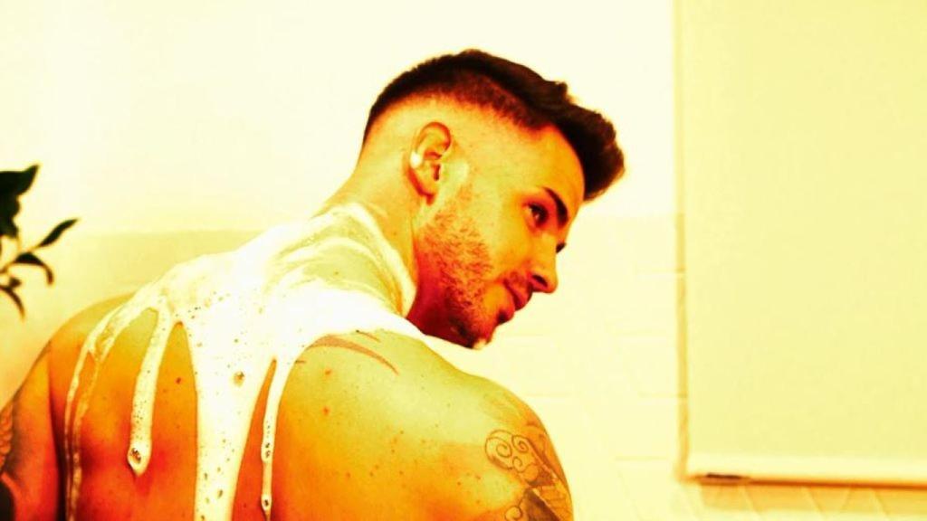 Álex Bueno realiza sesiones de fotos desnudo para vender el material en OnlyFans.