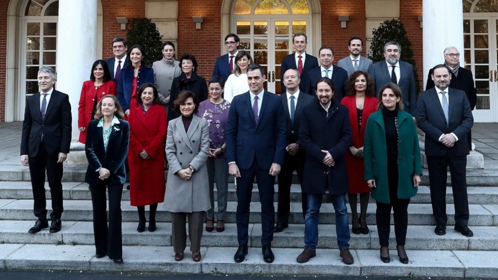 El Gobierno de Pedro Sánchez en la escalinata de Moncloa.