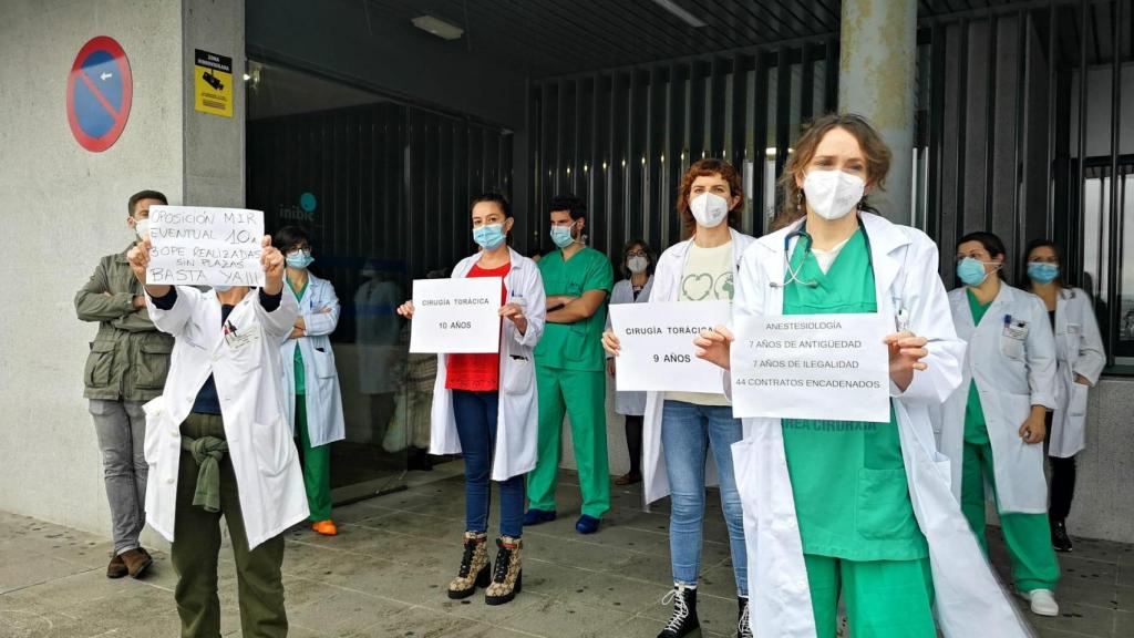 Médicos se manifiestan hoy a la entrada del Hospital CHUAC de A Coruña.