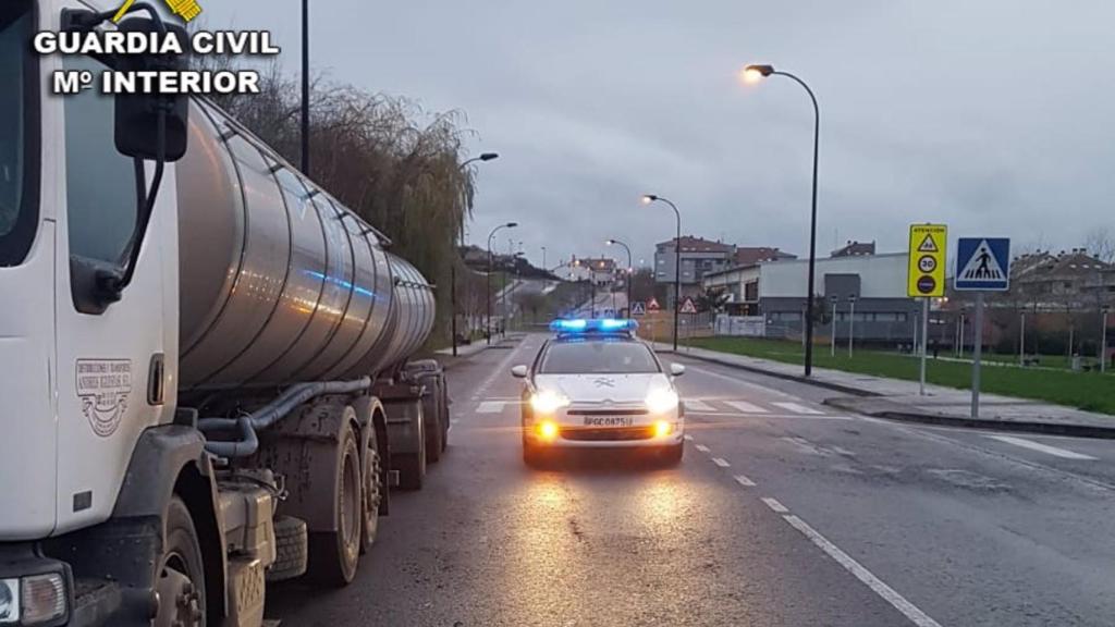 Un vehículo de la Guardia Civil estaciona junto al camión interceptado