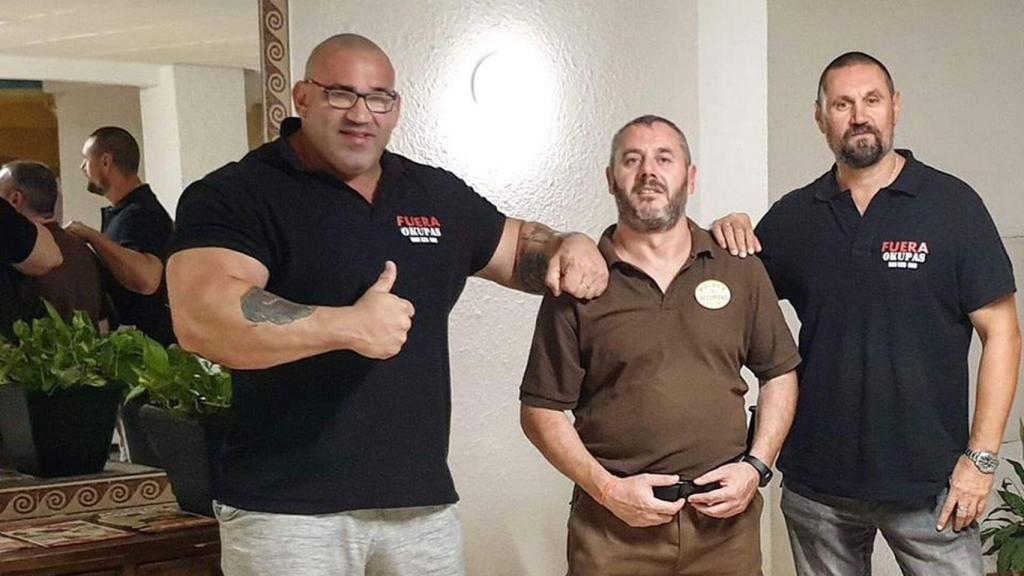 El equipo de Fuera Okupas vigila el acceso a un edificio.