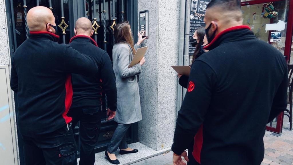 El equipo de Rekupera en un trabajo de mediación en un edificio.