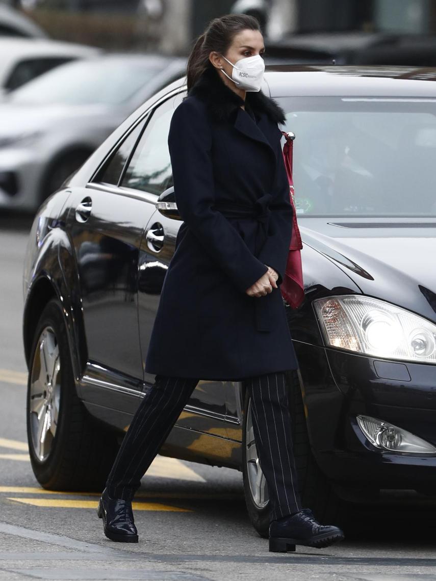 La reina ha optado por recoger su melena en una coleta alta.