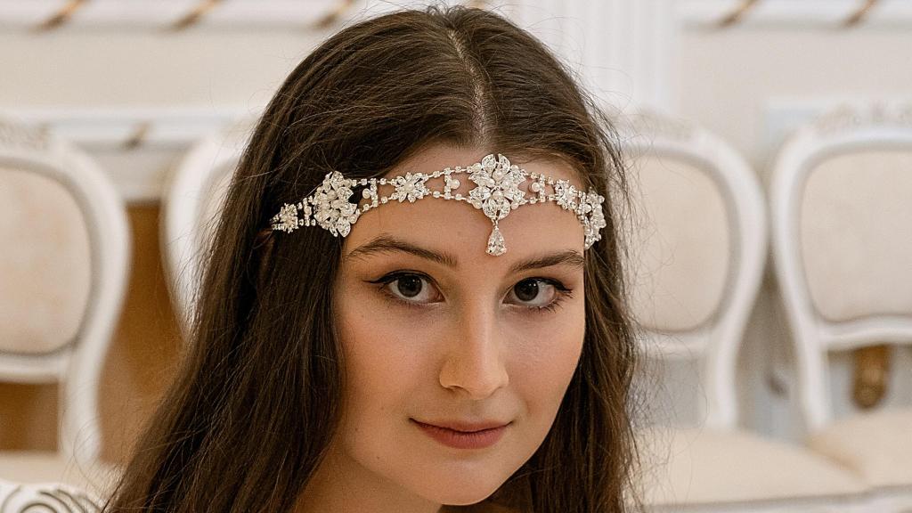 Las diademas ganan relevancia a nivel capilar esta temporada.