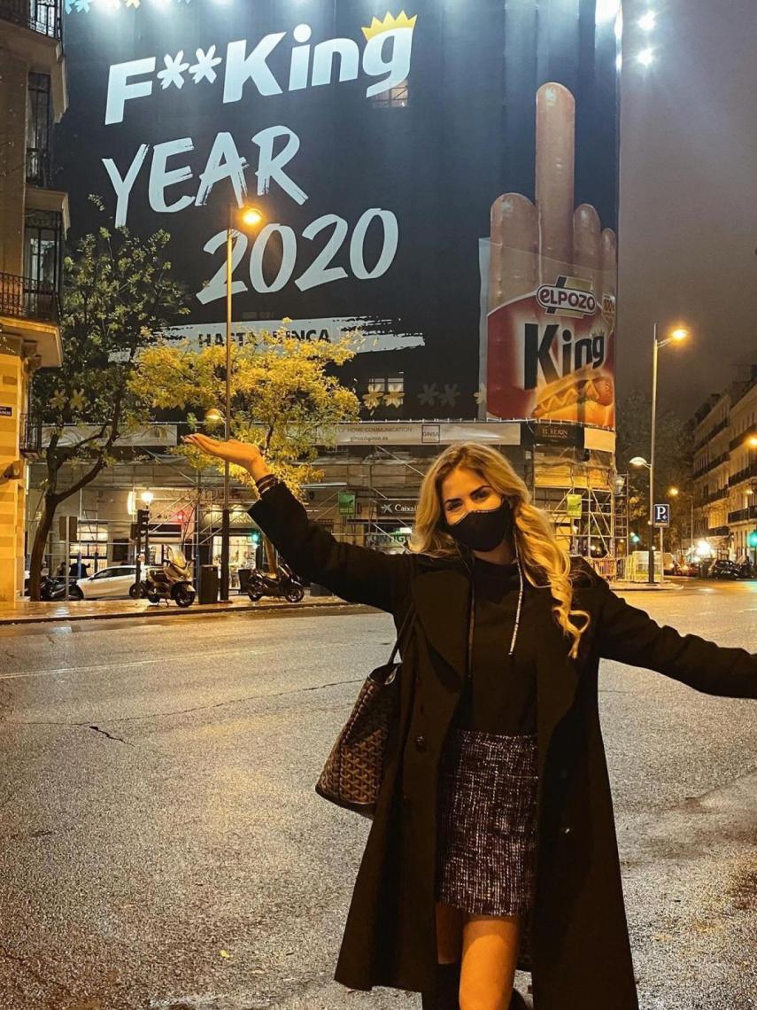 Mar Torres junto a un cartel de la campaña de El Pozo Alimentación.